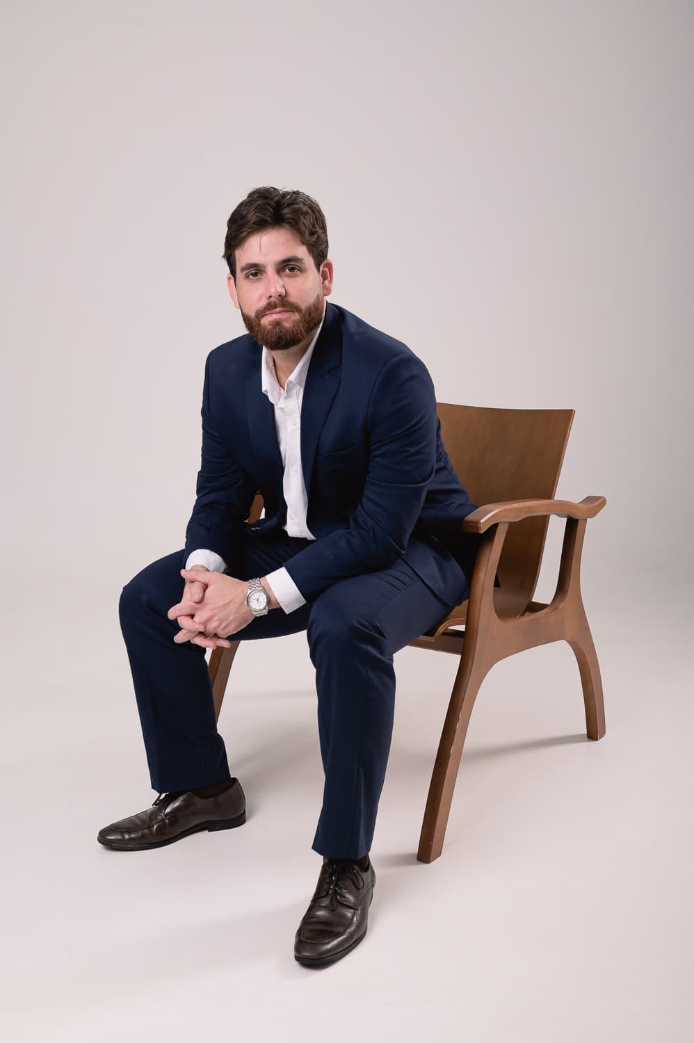 Dr. Vinícius Andretti durante atendimento de consulta